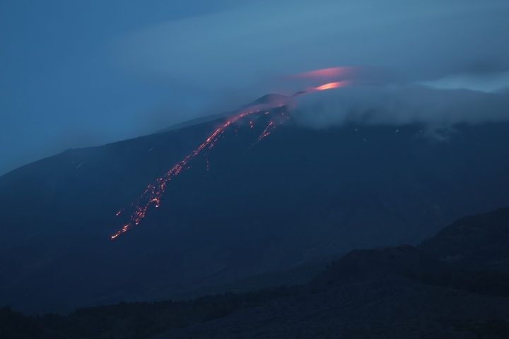 Etna's lava flow from the summit craters descending to the NW (view from Monte Ruvolo / image: Emanuela / VolcanoDiscovery Italia)