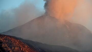 Ash emission from Etna's New SE crater this morning (image: LAVE webcam)