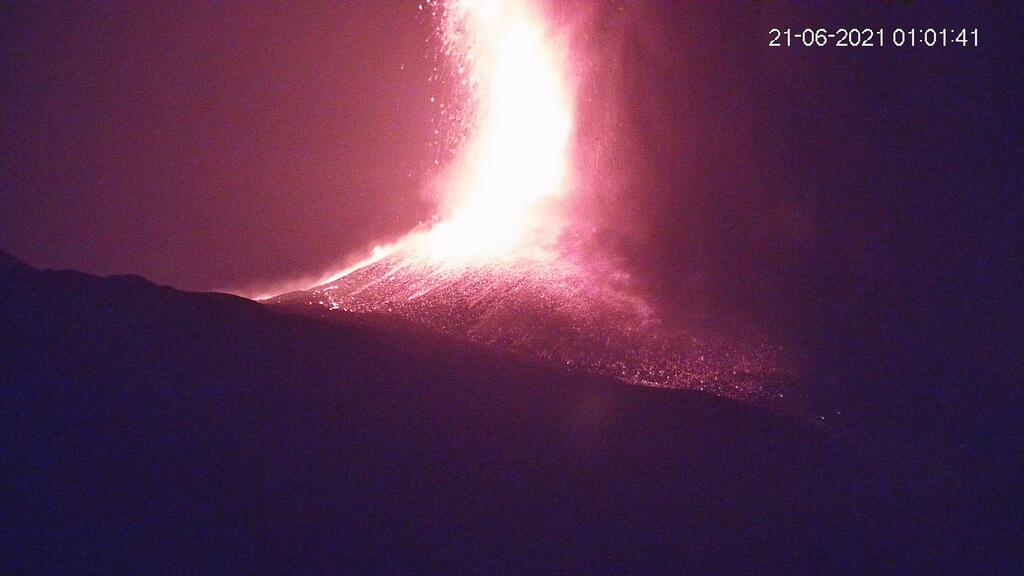Lava fountain from this morning's paroxysm at Etna's New SE crater (image: LAVE webcam)