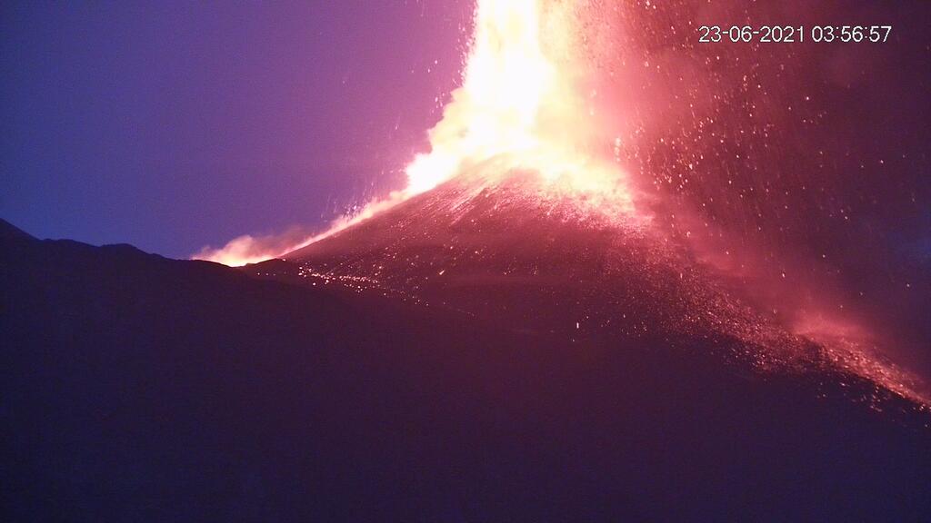 Lava fountain from this morning's paroxysm at Etna's New SE crater (image: LAVE webcam)