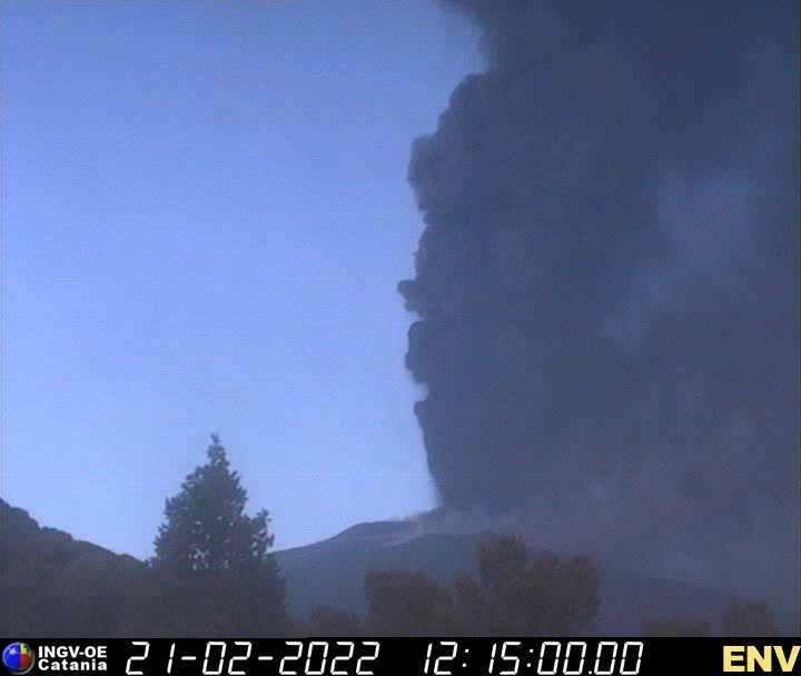 Lava fountain from the SE crater seen from Nicolosi (image: INGV webcam)