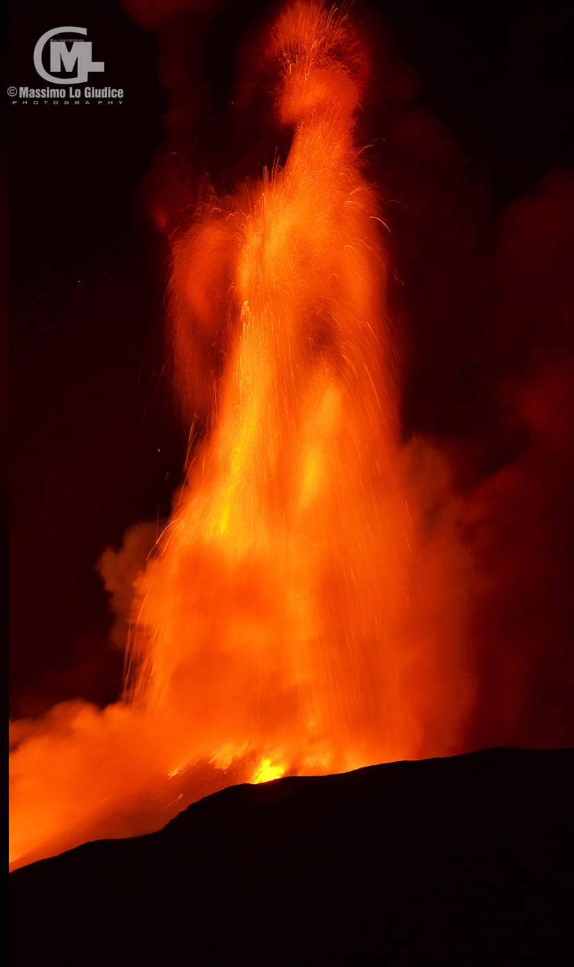 Lava fountain during the eruption (image: Massimo Lo Giudice / facebook)