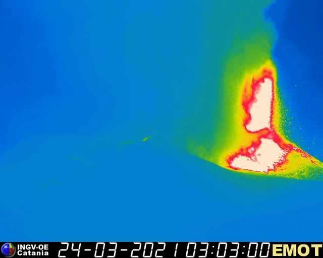 Thermal view of the lava fountain (image: thermal webcam of INGV)