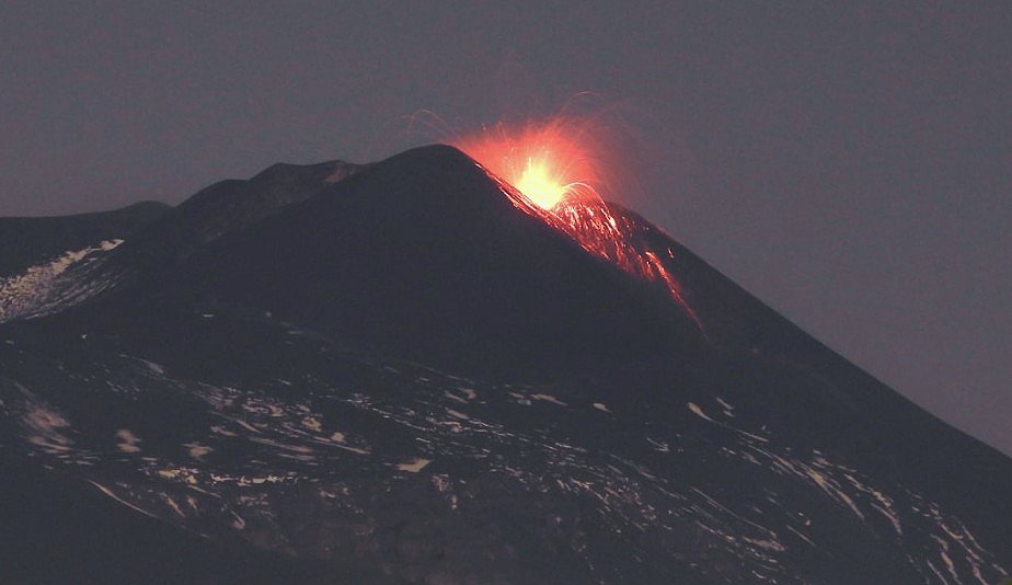 Eruzione stromboliana al nuovo cratere SE dell'Etna il 26 aprile 2021 (Foto: Boris Behncke / facebook)