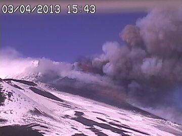 Lava fountain from the New SE crater (Radiostudio7 webcam)