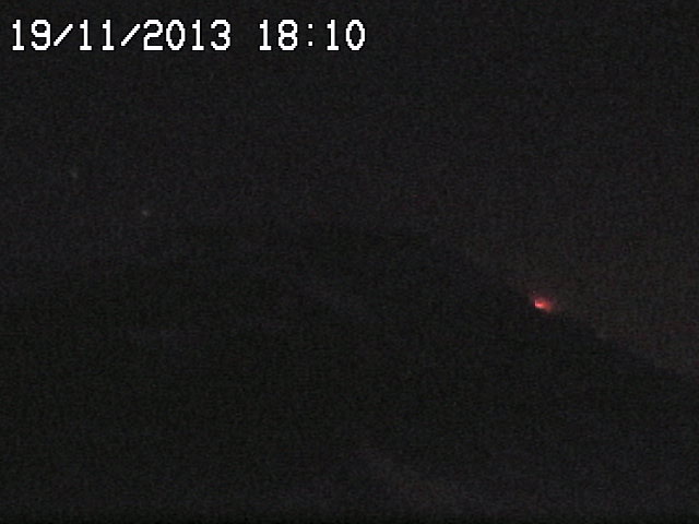 Weak glow from the eastern effusive vent at Etna's New SE crater