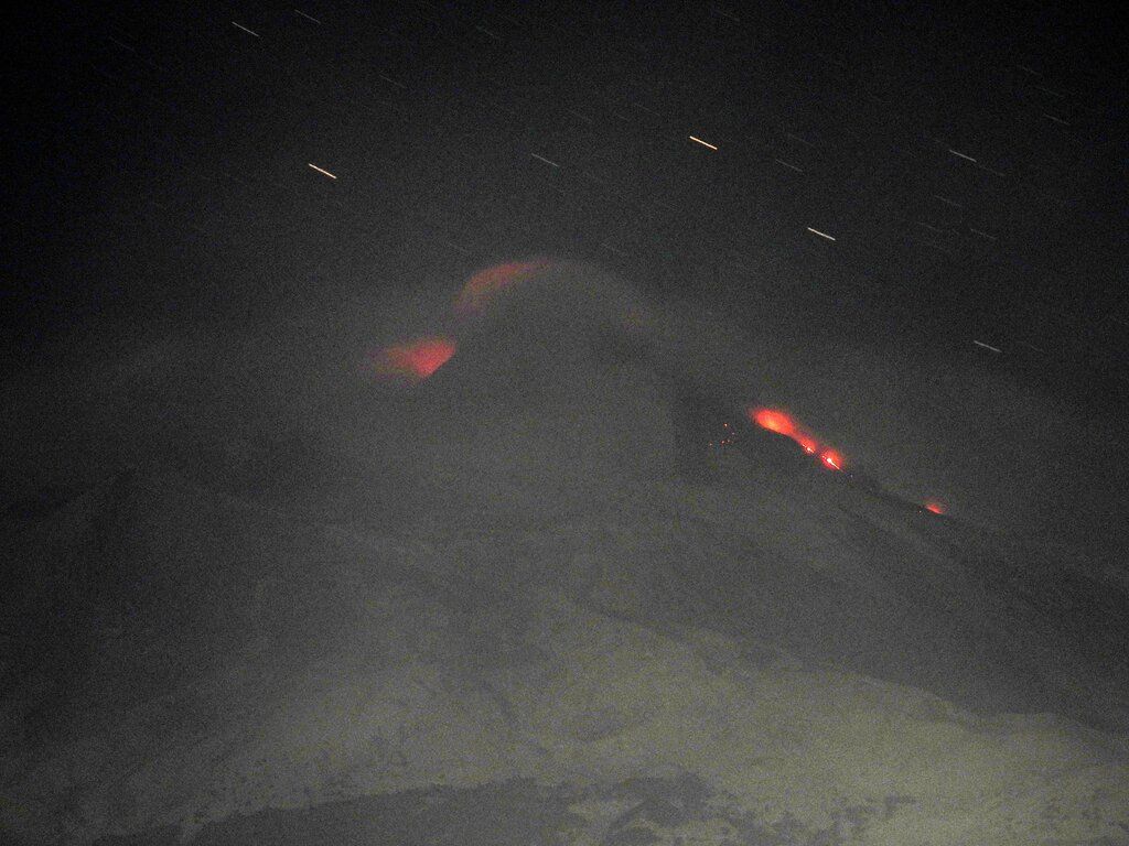 Cooling lava from the New SE crater yesterday (image: Boris Behncke/twitter)