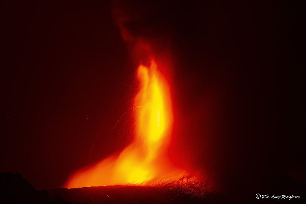 Lava fountain from this morning's paroxysm at Etna (image: Luigi Risiglione / facebook)