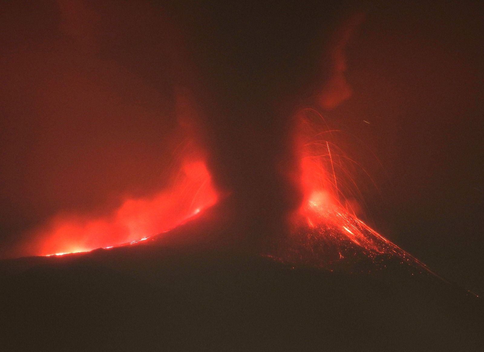 Lava fountain from Etna's New SE crater early this morning (image: INGVvulcani / facebook)