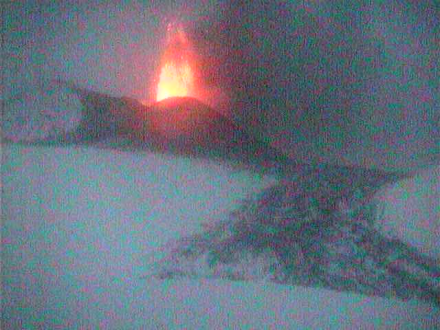Lava fountain from the New SE crater (Radiostudio7 webcam)