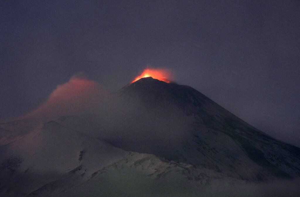 Strombolian activity at Etna volcano tonight (image: Boris Behncke/twitter)