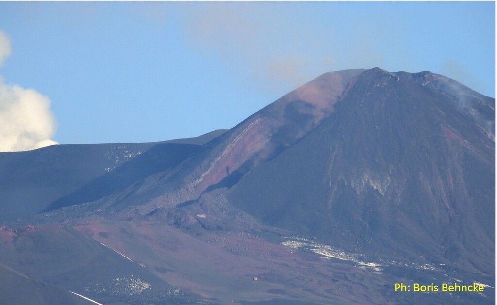 Mild ash emissions from the SE crater at Etna volcano today (image: Boris Behncke)