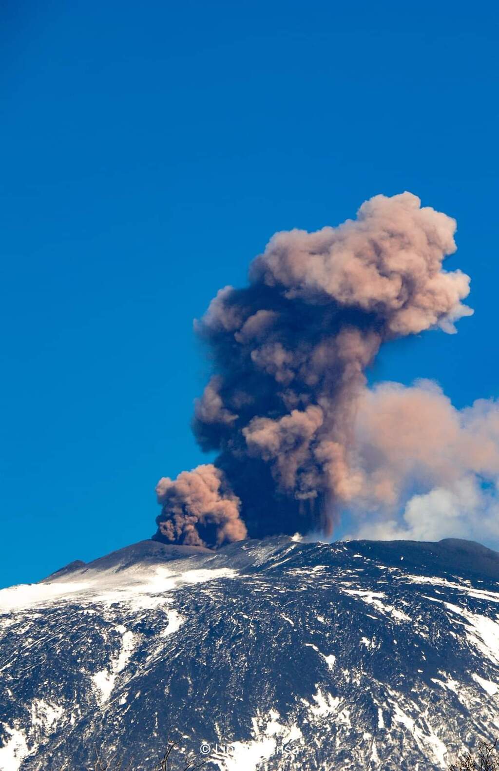 Ash plume from the NE crater at Etna yesterday (image: @etnanews7/twitter)