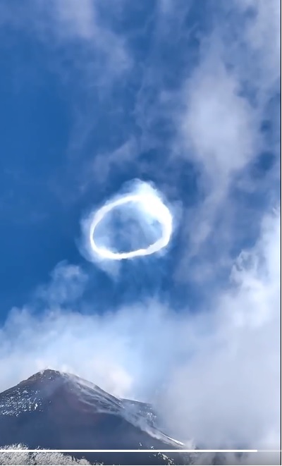 The steam ring ("smoke ring") of Etna volcano yesterday (image: Il Mondo dei Terremoti/twitter)