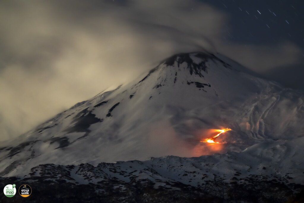 Vividly glowing new lava flow on the snow on the SE crater of Etna (image: @etnawalk/twitter)