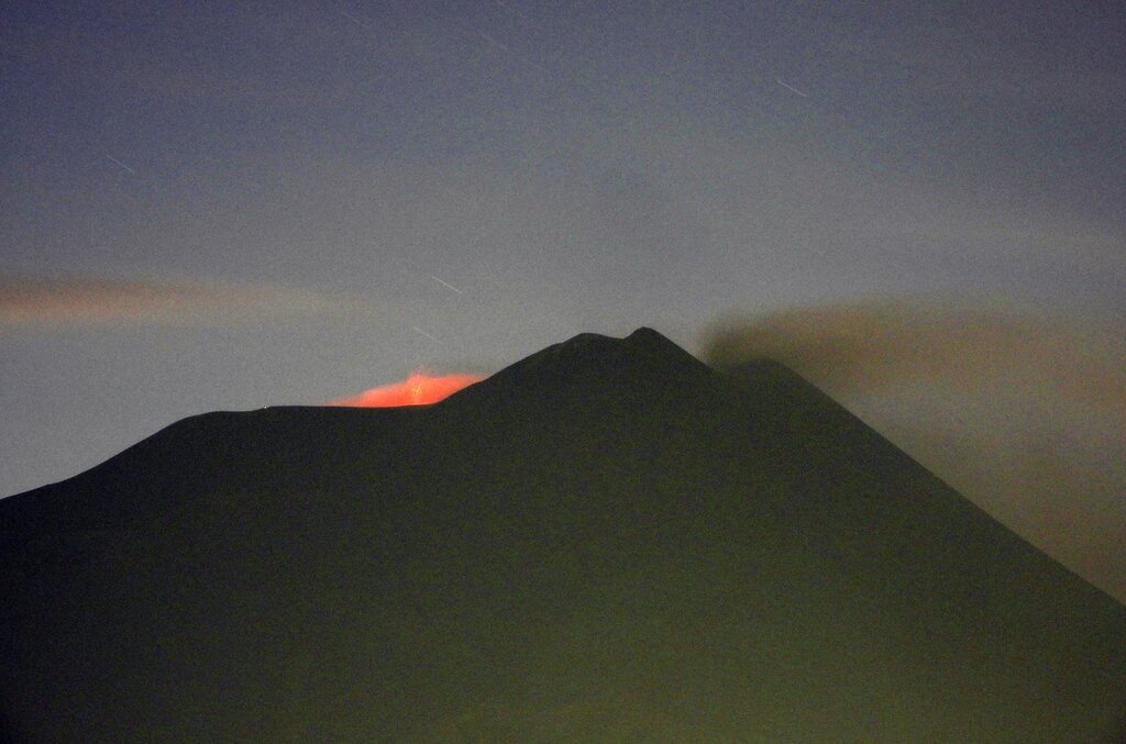 The orange glow from the Voragine crater as seen on the evening of 23 June (image: Boris Behncke)