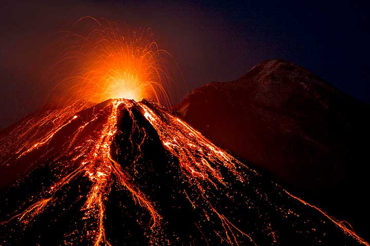 Strombolian activity from Etna's New SE crater last night (image: Emanuela Carone / VolcanoDiscovery Italy)