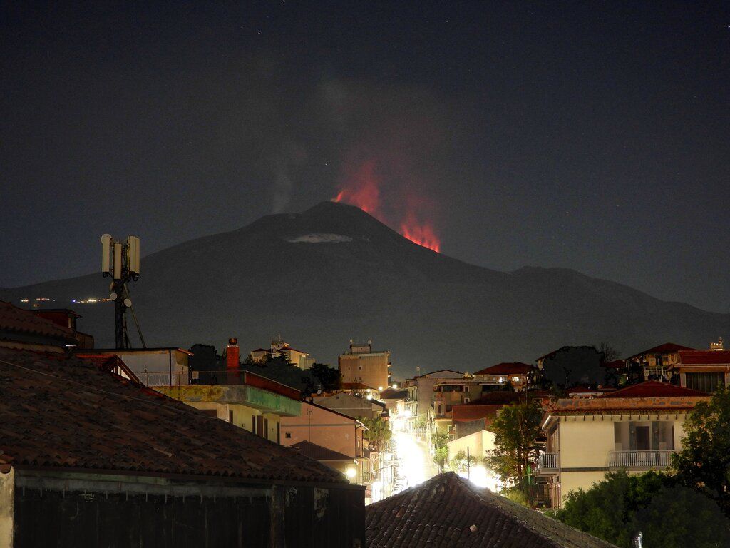 Glowing steam from the lava seen from Tremestieri Etneo (image: Boris Behncke/twitter)