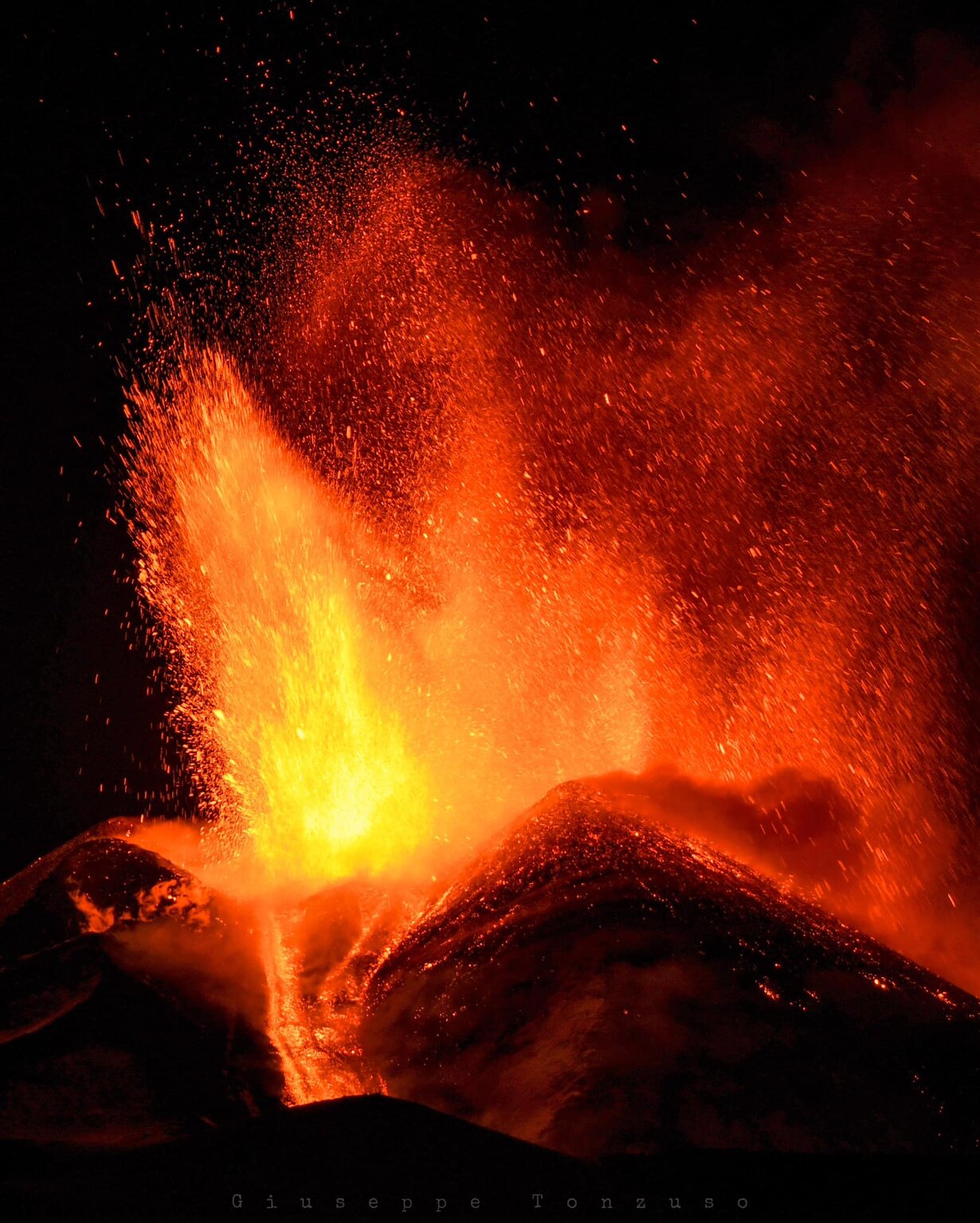 Bursting lava fountains from the Etna's SE Crater tonight (image: @mondoterremoti/twitter)