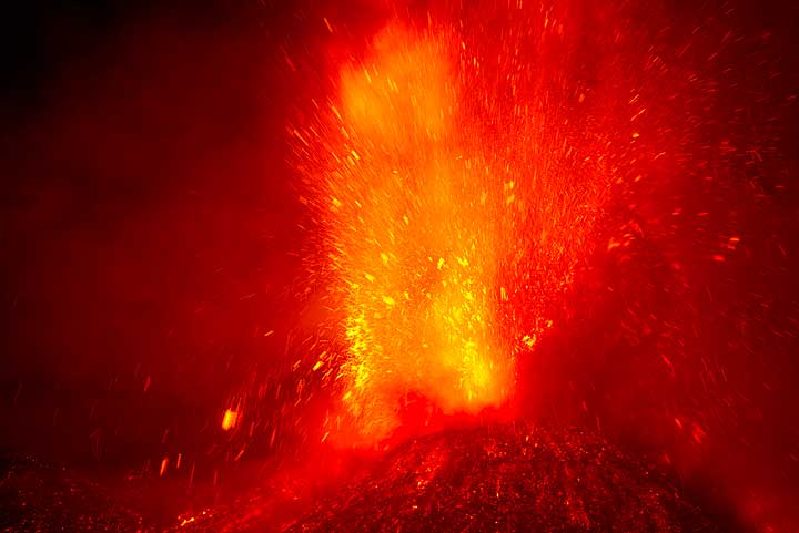 Lava fountain at the New SE crater during the 16th paroxysm in 2013