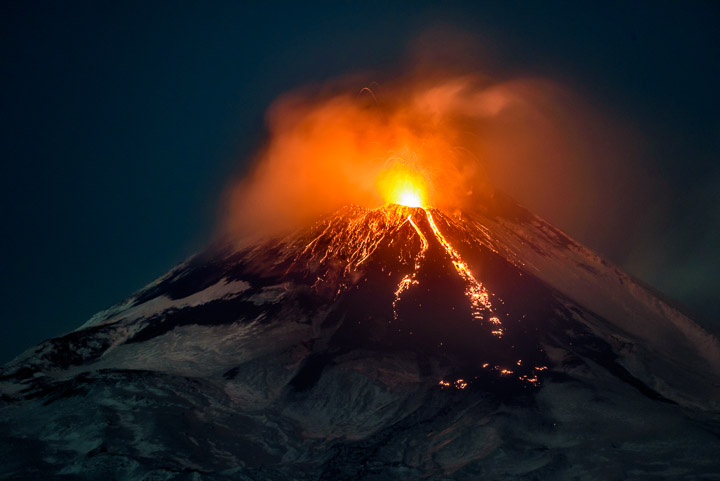 Lava flows and strombolian activity at Etna's New SE crater this evening (image: Tom Pfeiffer / VolcanoDiscovery)