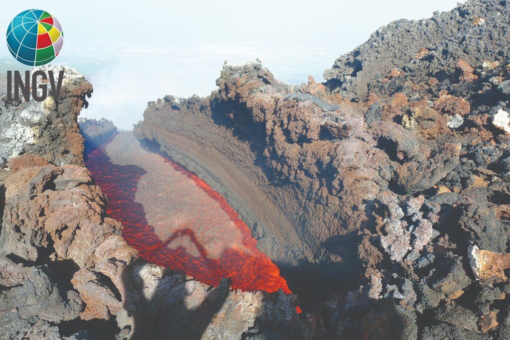 Runny lava forms chilled banks at the sides of the flow, so-called levee (image: INGV)