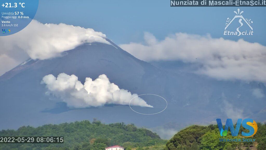 A new fissure flank vent at E-NE slope of the Valle del Bove (image: Weather Sicily webcam)