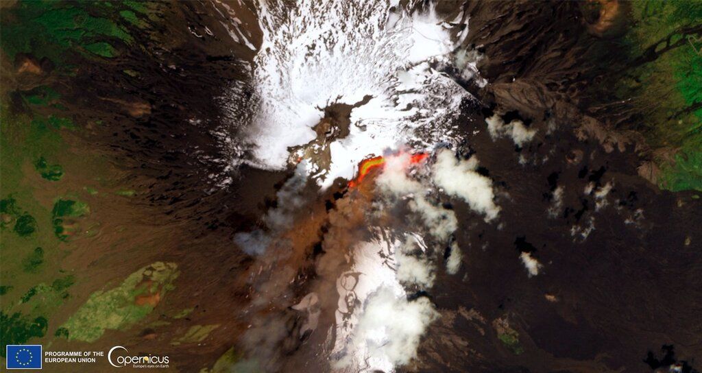 The lava flow at Etna volcano visible from space (image: Copernicus EU/twitter)