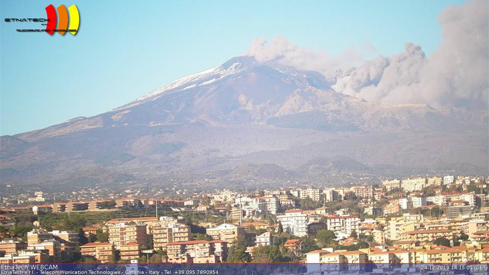View from Catania showing the ash plume from the ongoing eruption (image: Etna Tech webcam 1)