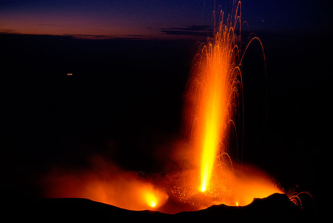 Stromboli volcano in eruption (11 Oct. 2005)