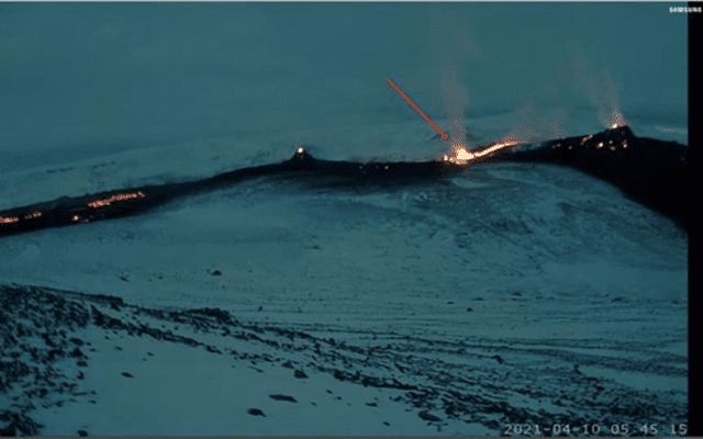The fourth eruptive fissure captured on live webcam (image: RÚV webcam)