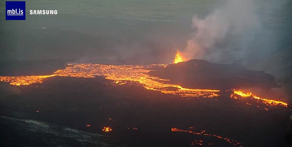 Glowing field of lava with small oozed lava on the left (image: mbl.is)