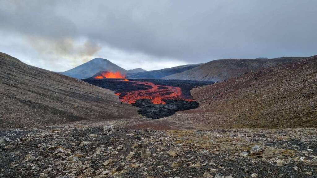 The lava flow front is travelling to the pass (image: RÚV)