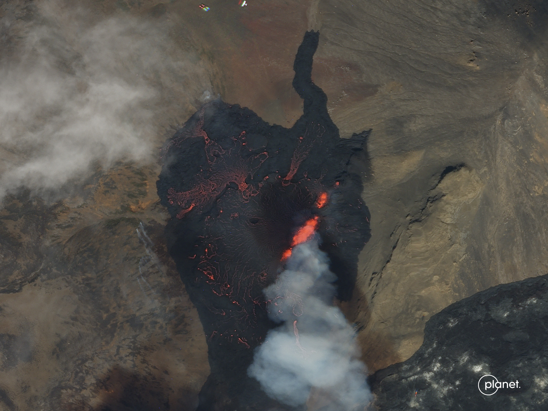 Bird eye view on the lava and lava fountains (image: Planet/twitter)