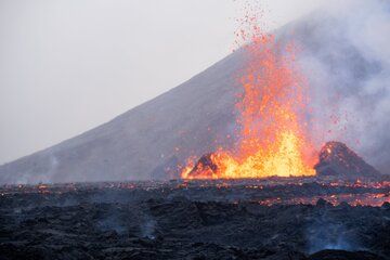 Dispersión de fuerte lava basáltica rica en gas (Foto: Eldfjalla-og náttúruvárhópur Suðurlands)