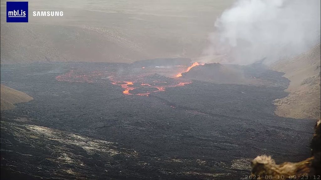 Spattering activity continues to feed the main lava outlet (image: mbl.is)