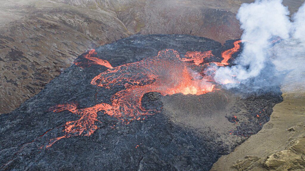 Lava flow field is continuously fed by spattering (image:  Brian Emfinger)