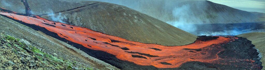 Lava flows crossed the hiking trail (image: @EIlyinskaya/twitter)