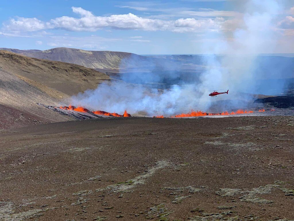 The new eruptive fissure, a helicopter as a scale (image: Evgenia Ilyinskaya/twitter)