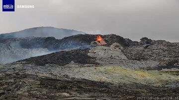 Lava erupting this morning from a small side vent near the main crater at Fagradalsfjall (image: mbl.is)