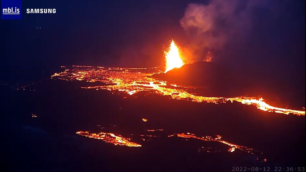 Lava illuminates the eruption site (image: mbl.is)