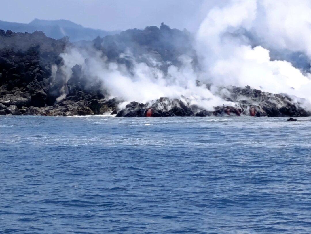 The lava, entering the ocean, continues to build littoral cones (image: Instituto Geofísico)