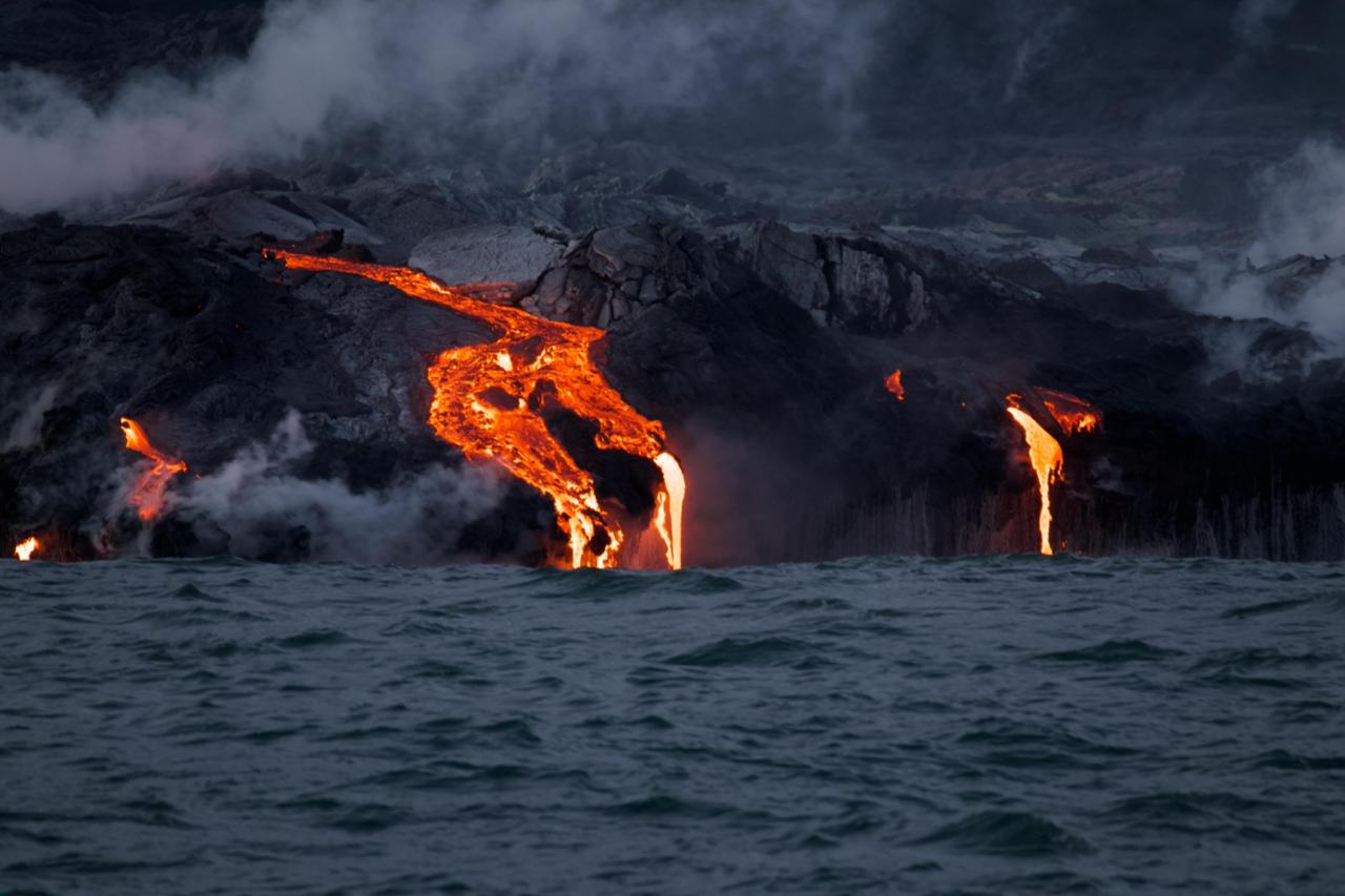 The lava continues to enter the sea from the newly formed lava delta (image: Instituto Geofísico)