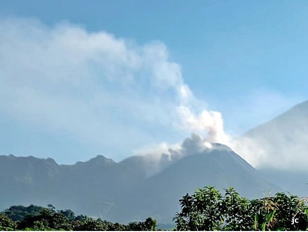 Pyroclastic flow from Santiaguito volcano (image: INSIVUMEH)