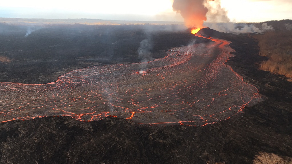 Lava continues to erupt at a high rate from Fissure 8 and flow within the well established channel to the ocean south of Kapoho. (HVO/USGS)