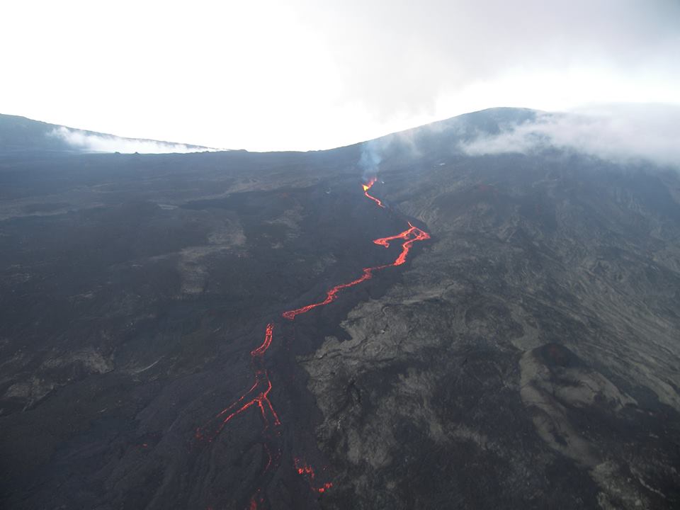 Piton de la Fournaise's lava flow on 21 May (photo: Fabrice Juigner / facebook)