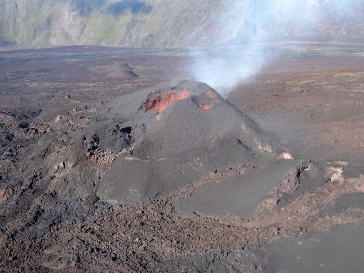  Piton  de  la Fournaise  volcano La R union eruption 