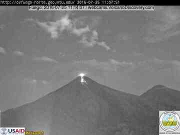 Fuego's lava flow this morning (INSIVUMEH webcam from east side)