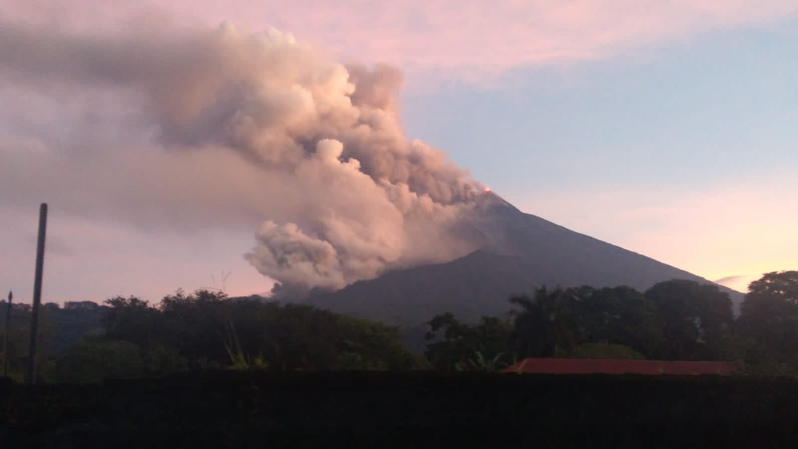 Phoenix clouds followed by the pyroclastic flow at Fuego volcano today (image: @William_Chigna/twitter)