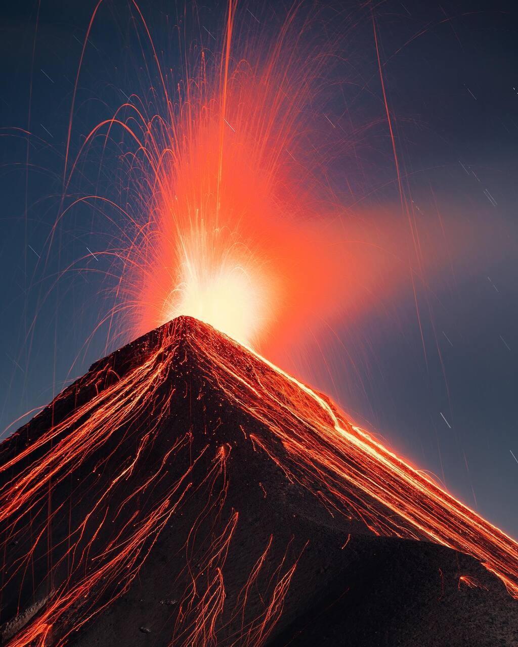Glowing lava bombs and its ballistic trajectory during the eruption at Fuego volcano in early January (image: Diego Rizzo Photo)